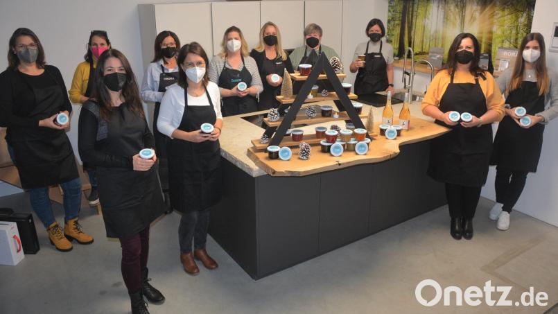 Gekocht wurden die Marmeladen in der heimischen Küche der 14 Köchinnen. Eine Auswahl präsentierten die Damen um Isabel Sommerer und Lichtblicke-Schirmherrin Claudia Grillmeier (von rechts) in einer Ausstellungsküche der Schreinerei Weiß. Bild: jr