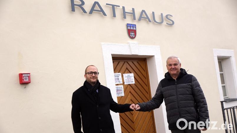 Entsprechend der Hygienevorgaben begrüßte Bürgermeister Günter Kopp (rechts) den neuen Geschäftsführer Christopher Östreicher vor dem Rathaus. Bild: bkr