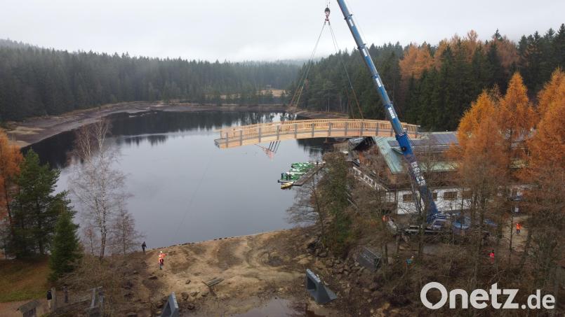 Die große Brücke wird eingehoben. Bild: exb