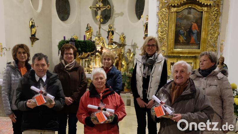 Als der handgeflochtene Adventskranz des Seniorenkreises im Altarraum befestigt war, gab es eine weitere Überraschung. Marlene Noetzel vom Seniorenkreis überreicht Pfarrer Max Früchtl eine Spende von 500 Euro für die Sanierung des Kirchturms. Bild: le