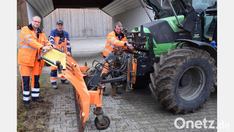 Die Bauhofmitarbeiter Franz Kellner und Markus Mitschke und Johann Inselsberger (von links) sind bereit für den Winterdienst. Der Marktgemeinderat Hohenburg hat neue Streckenpläne für den Räum- und Streudienst beschlossen. Bild: bö