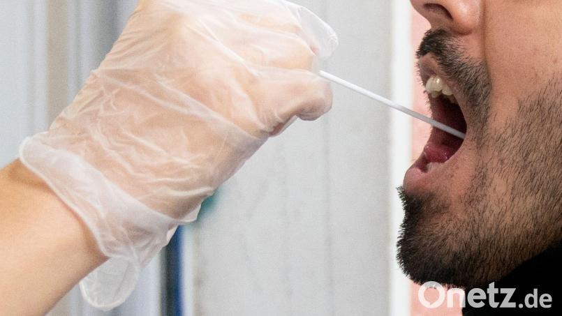 Nico Althaus hat, wie der Mann auf diesem Foto, einen PCR-Test machen lassen. Der kam mit positivem Ergebgnis zurück. Seinen Isolationsbescheid vom Landratsamt hat er auch über eine Woche nach dem Test nicht. Symbolbild: Kay Nietfeld