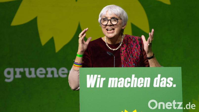 Die Bundestagsvizepräsidentin der Grünen, Claudia Roth, spricht bei der Landesdelegiertenkonferenz der bayerischen Grünen im Messezentrum. Bild: Stefan Puchner