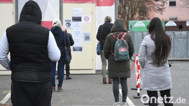 Vor der Ecocare-Teststation beim Kaufland in Weiden bilden sich immer wieder lange Schlangen. Die Bürger benötigen seit Mittwoch für viele Bereiche Schnelltests. Bild: Gabi Schönberger