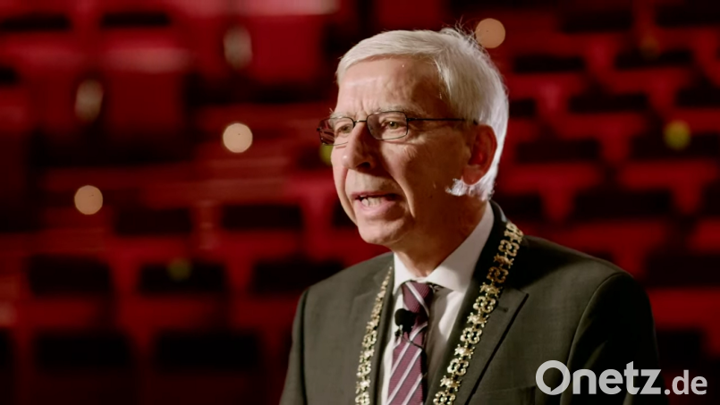 Wieder allein im Audimax: Wie schon 2020 begrüßte Uni-Präsident Udo Hebel die Gäste des Dies academicus wegen der Corona-Lage virtuell. Screenshot: gib