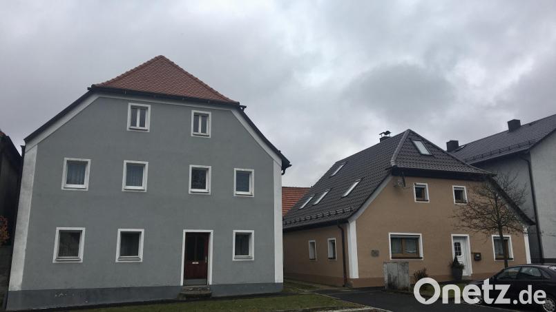 In dem Haus rechts wuchs der beste Freund und Berater Franz Xaver von Schönwerths auf: Das Försterhaus am Jakobiplatz in Freudenberg war die Heimat von Michael Rath (1800 bis 1878). Links der ehemalige Gasthof "Zum Hirschen". Bild: gri