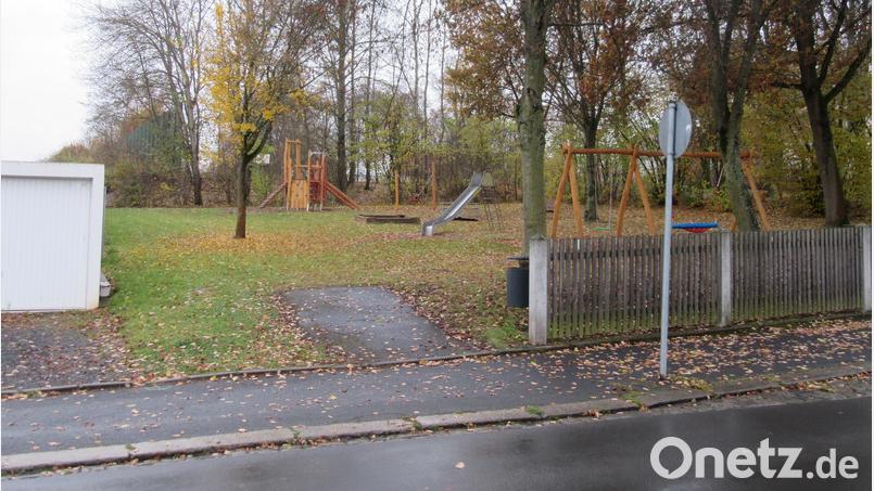 Der Spielplatz an der Lämmerstraße (Bild) ist nicht zur Fahrbahn hin gesichert, was zu gefährlichen Situationen führen könnte, beklagte SPD-Stadtrat Helmut Zeitler jüngst in der öffentlichen Sitzung. Bild: kgg