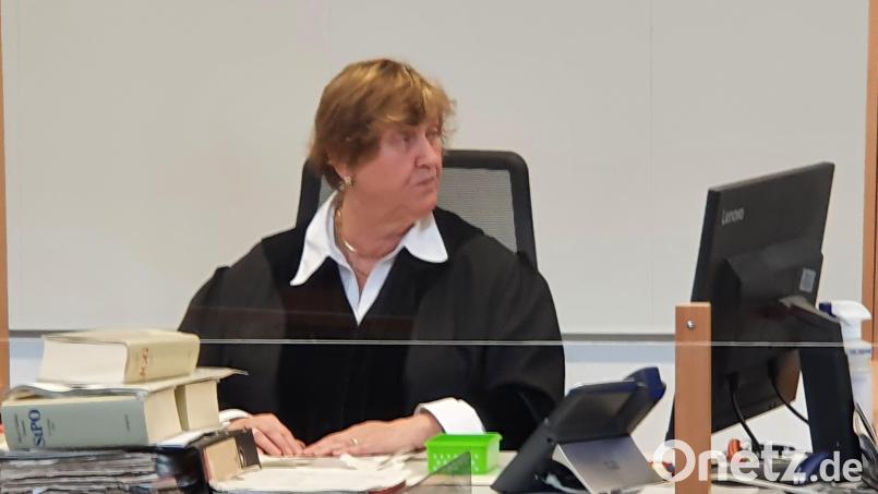 Amtsgerichtsdirektorin Petra Froschauer am Richtertisch, vor ihr ein grüner Korb mit Losen. Bild: Hösamer