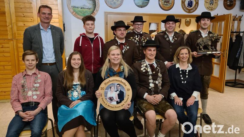 Bürgermeister Ernst Schicketanz gratulierten den neuen Hoheiten und den Siegern des Königsschießen des Schützenvereins &quot;Eichenlaub&quot; Meerbodenreuth. Bild: adj