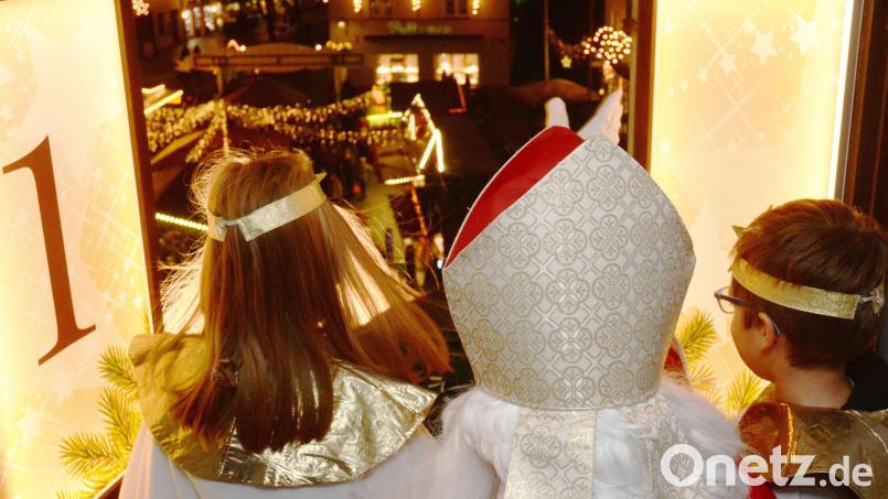 Trotz Pandemie wird es auch heuer wieder einen Adventskalender am Alten Rathaus in Weiden. Anders als bei der Veranstaltung auf dem Bild aus einem vergangenen Jahr, müssen sich die Besucher dieses Mal an die 2G-plus-Regel halten. Archivbild: Gabi Schönberger