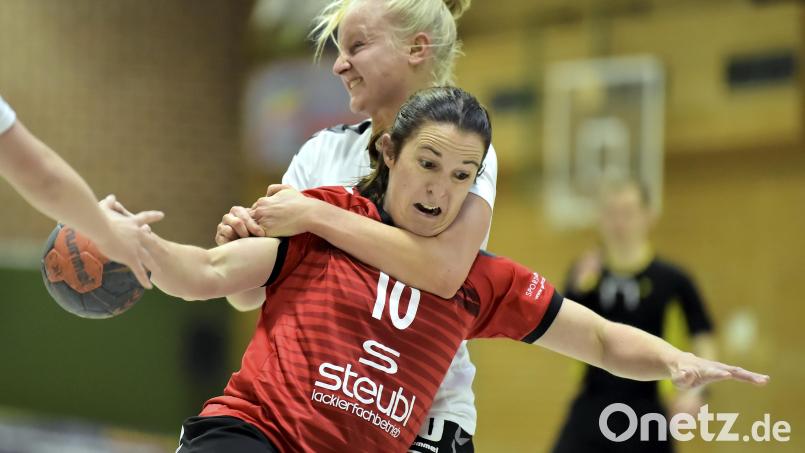 Lisa Steiner (vorne) vom HC Sulzbach wird im Landesliga-Spiel gegen den TV Wendelstein ziemlich unfair am Abschluss gehindert: Der Bayerische Handball -Verband unterbricht bis vorerst 9. Januar die Saison. Ähnliche Beschlüsse haben auch andere Sportarten gefasst. Archivbild: Hubert Ziegler