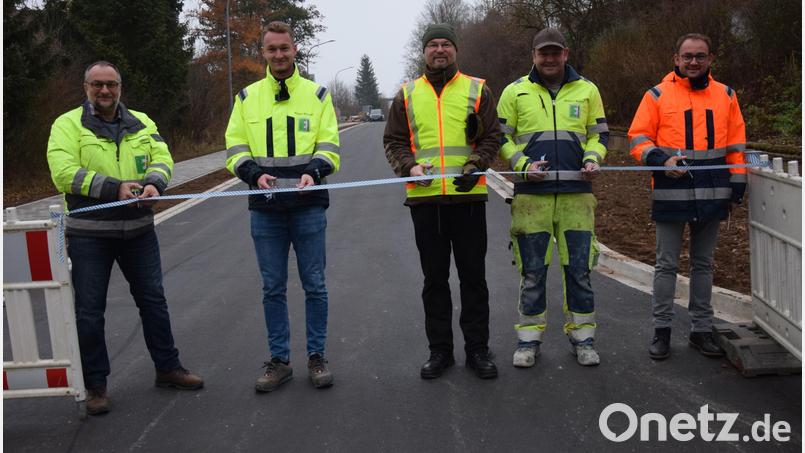 Die Mendorferbucher Straße in Hohenburg ist freigegeben (von links): Hubert Englhard von der Geschäftsleitung der den Bau ausführenden Firma, Bauleiter Michael Weizer, Bürgermeister Florian Junkes, Polier Markus Mederer und Georg Rumpler vom Ingenieurbüro Renner und Hartmann. Bild: bö
