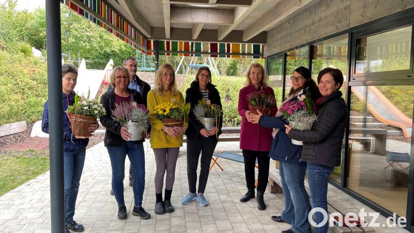 Das Kindergartenteam (von links): Isabella Utz-Graf, Susanne Hammer, Pfarrer Andreas Utzat, Anett Scholz, Claudia Hieltel, Bürgermeisterin Brigitte Bachmann, Andrea Brandl und Simone Pongratz. Bild: dir