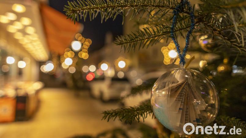Kinder, Senioren und weitere Marktredwitzer wollen mit der Aktion ein bisschen festliche Stimmung in die gute Stube der Stadt zaubern. Bild: dtr