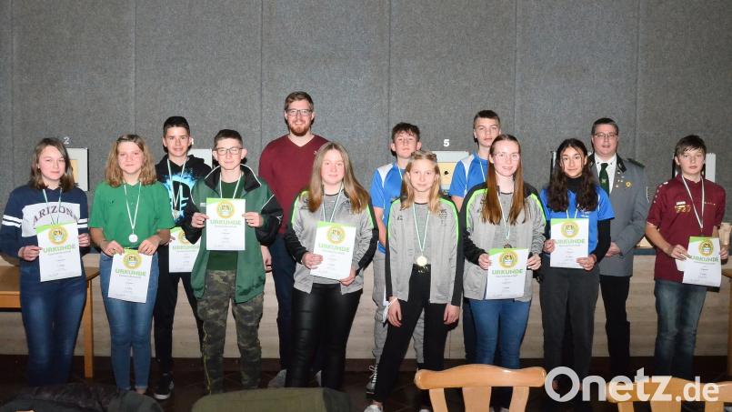 Die drei besten in jeder Klasse erhalten durch Valentin Kellner (Fünfter von links) und Gauschriftführer Dominik Brenner (Zweiter von rechts) Urkunden und Sachpreise beim Gaujugendschießen. Bild: fjo