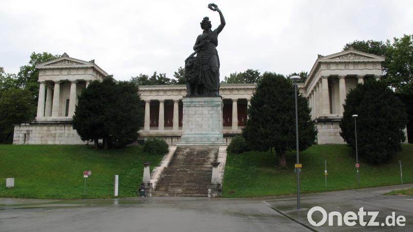 Die Ruhmeshalle thront mit der 20 Meter hohen Bavaria über der Theresienwiese in München. Bild: Andrew Bossi/Wikipedia