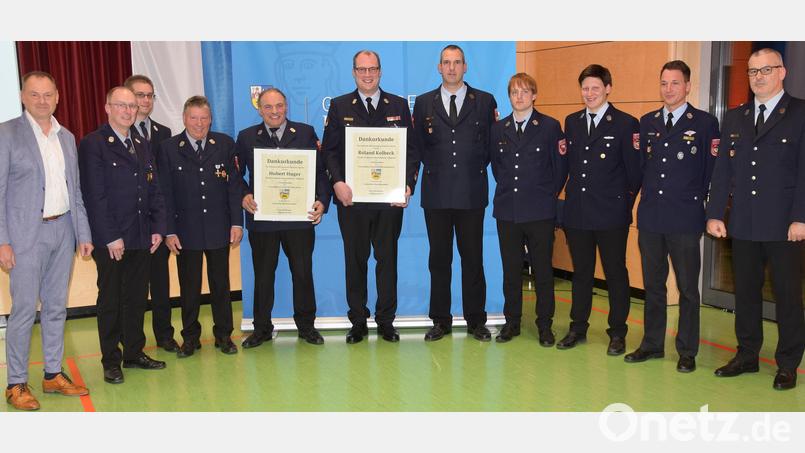 Bei einem Ehrenabend verabschiedet die Gemeinde Ebermannsdorf zwei scheidende Kommandanten (von links): Bürgermeister Erich Meidinger, Gerhard Buchold, Matthias Wirth, Richard Scharf, Hubert Huger (alle Pittersberg), Roland Kolbeck, Stephan Mandl, Christian Gresser, Philipp Lasser, Thomas Pirzer und Mathias Storch (alle Ebermannsdorf). Bild: bö