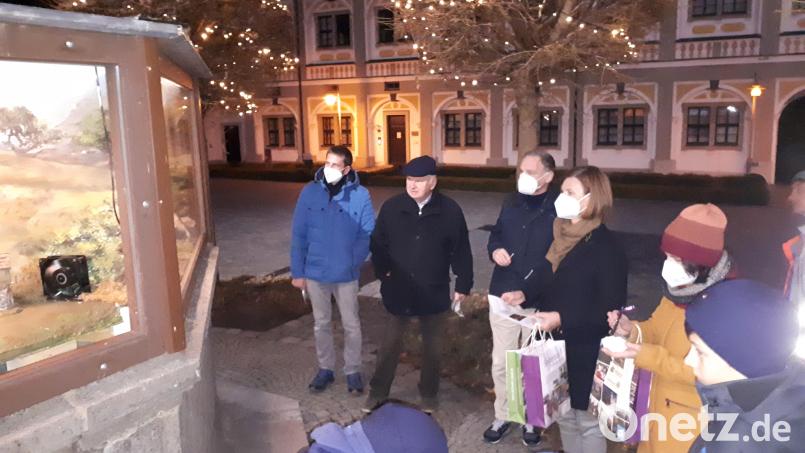 Museumsleiter Hans Zölch (Zweiter von links) erläuterte bei der kleinen Eröffnungsfeier die von ihm gestaltete Krippe. Bild: pz