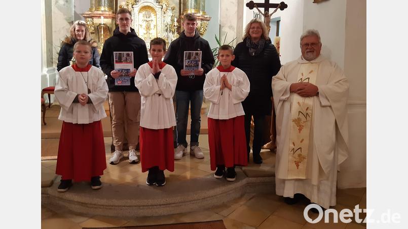 Vordere Reihe von links: Elias Bodensteiner, Jakob Post, Christoph Zeiler, Pfarrer Arnold Pirner. Hintere Reihe von links: Martina Reisnecker, David Reisnecker, Maximilian Post, Simone Ott. Bild: rgl