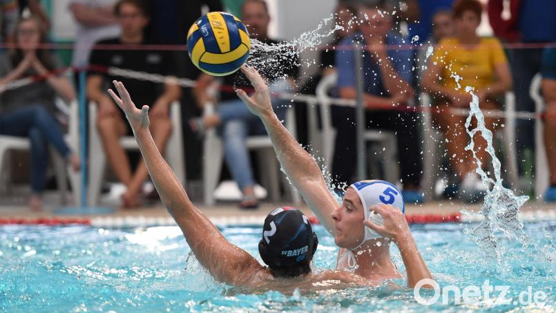 Ein glückliches Händchen brauchen die Wasserballer des SV Weiden (rechts Thomas Kick) beim Doppelspieltag. Bild: Büttner, Gerhard
