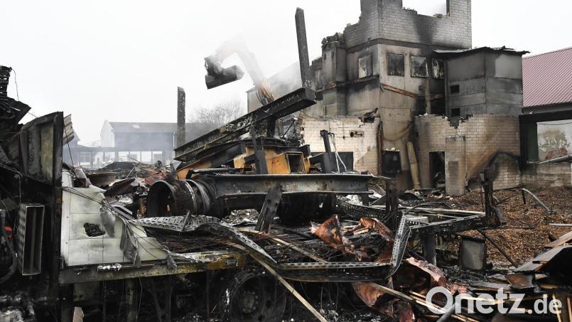 Ein Trümmerhaufen: So sah es vor einem Jahr nach dem Brand auf dem Gelände der Zimmerei Holzner aus. Archivbild: Petra Hartl