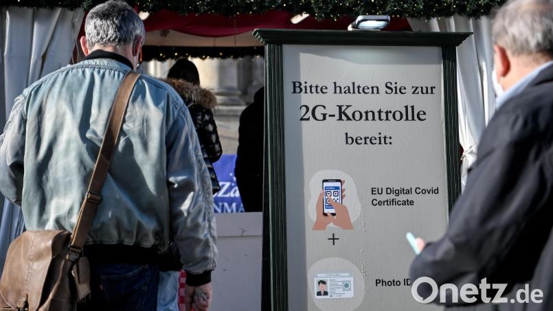 Besucher stehen bei der 2G-Kontrolle am Gendarmenmarkt in Berlin Auch in Bayern ist der Einlass fast überall streng reglementiert. Symbolbild: Britta Pedersen
