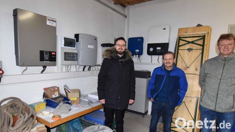 Im Technikraum der neuen Anlage (von links): Pfarrer Johannes Arweck, Kirchenpfleger Peter Falk und Pfarrgemeinderatsmitglied Stefan Neudecker. Bild: no