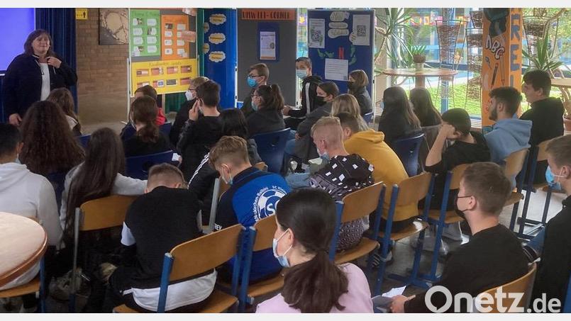 SPD-Bundestagsabgeordnete Marianne Schieder beantwortete den Schüler viele Fragen aus dem politischen Alltag in Berlin. Bild: Markus Binder/exb