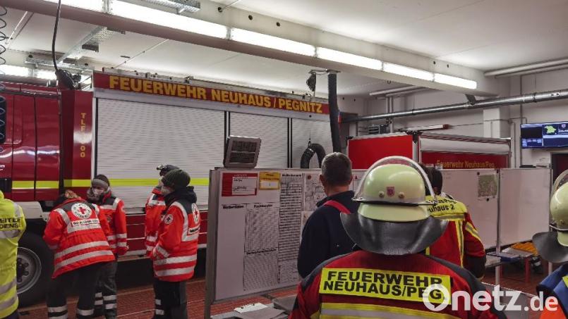 Lageführung durch die Unterstützungsgruppe in der Fahrzeughalle der FFW Neuhaus. Bild: Roland Löb
