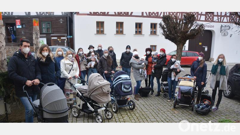 Die Eltern mit den Neugeborenen am Marktplatz zusammen mit Bürgermeister Klaus Meyer (Mitte) sowie Kinderhausleiterin Manuela Gatter (Fünfte von rechts). Bild: jr