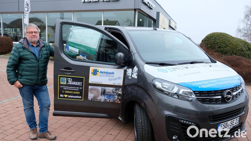 Erste Nutzer des neuen Vereins- und Bürgerbusses war die jungen Leichtathleten des SC Eschenbach. Unser Bild zeigt Athletenbetreuer Karl Ott vor dem Transport der Sportler ins Trainingscamp. Bild: do
