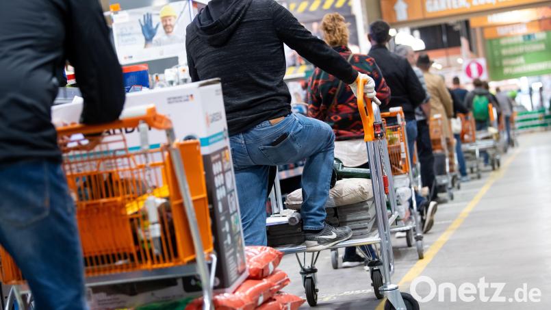 Anstehen an der Kasse: Im Frühjahr war das mit dem Abstand beim Anstellen kein Problem. Mittlerweile stößt man wieder öfter auf Kassendrängler. Bild: Sven Hoppe/dpa