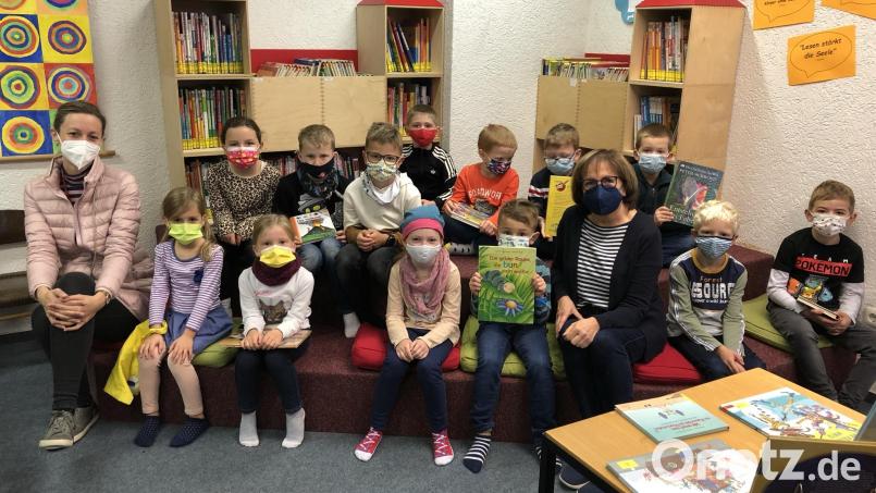 In einem neuen Projekt wird die 1. Klasse der Grundschule künftig mit ihrer Klassenlehrerin Barbara Wiesent (links) im regelmäßigen Turnus gemeinsam die Waidhauser Bücherei durchstöbern. Bild: fjo