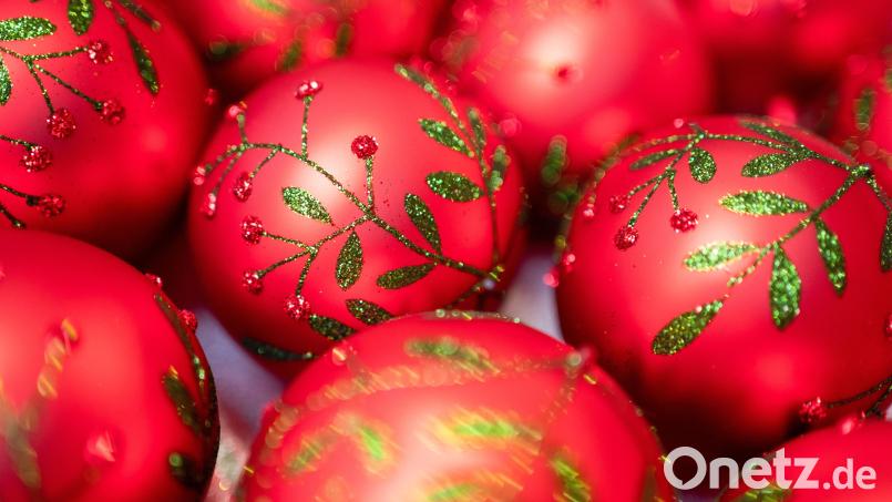 In der Amberger Innenstadt geriet der Schmuck an den aufgestellten Christbäumen ins Visier einer verwirrten Frau. Symbolbild: Nicolas Armer/dpa