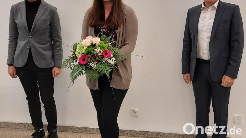 Geschäftsführer Bernd Büsching (links) und Aufsichtsratsvorsitzender Roland Grillmeier gratulierten Jasmin Krummel zu ihrem hervorragenden Abschluss. Bild: Kewog/exb