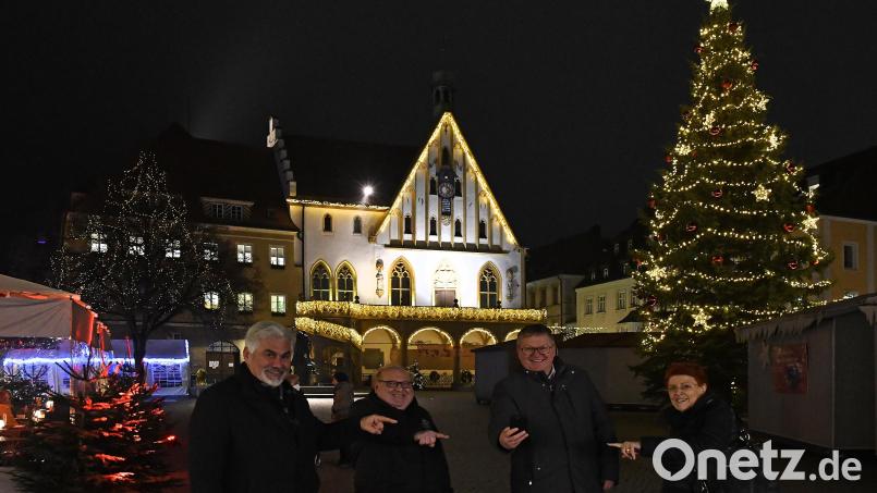 Sie haben auf das Knöpfchen für die Amberger Weihnachtsbeleuchtung gedrückt: Andreas Raab, Vorsitzender der Park- und Werbegemeinschaft (PWG), Peter Harant, Vorstandsmitglied der PWG sowie OB Michael Cerny und PWG-Vorstandsmitglied Emilie Leithäuser (von links). Bild: Petra Hartl