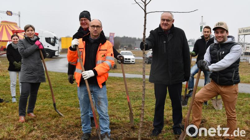 Die fleißigen Helfer vom Rotary Club Weiden und des Rotaract Clubs freuen sich über das gelungene Baumpflanzen. Bild: Stangl/exb