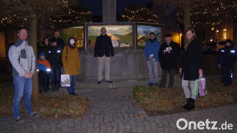 Die am Krippen-Rundweg am Basilikaplatz in Waldsassen Beteiligten nach der kurzen Eröffnungsfeier. Bild: pz