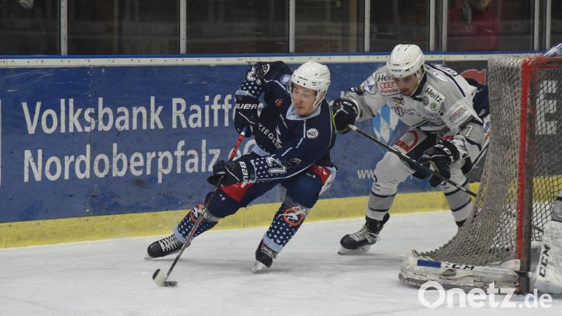 Die Blue Devils gewannen am Freitag das Oberpfalzderby bei den Eisbären Regensburg mit 6:3. Dennis Palka (links) erzielte drei Treffer. Archivbild: gb