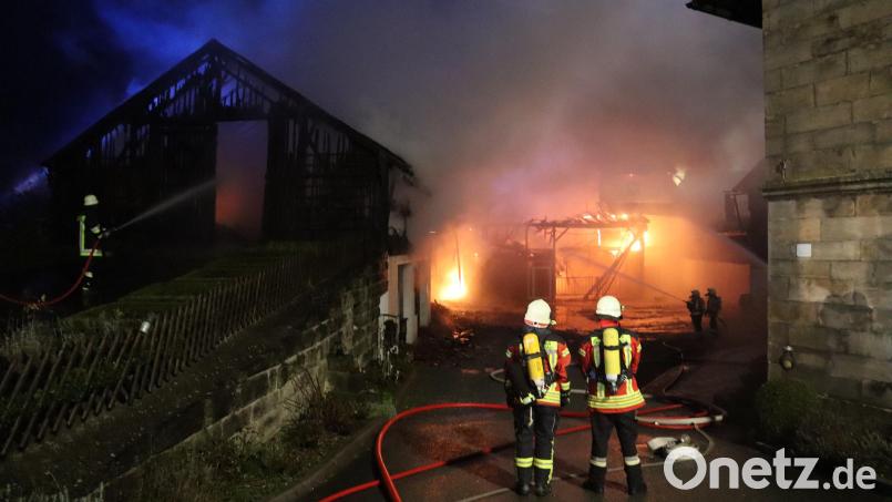 Beim Großbrand in Schlammersdorf stehen zwei Ställe in Flammen. Archivbild: Kreisbrandinspektion Neustadt/WN., Kreisbrandmeister Alexander Kleber/exb