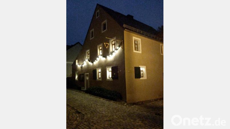 Die weihnachtliche Beleuchtung am Taubnschusterhaus stimmt auf den Advent ein. In dem Anwesen werden auch weiterhin Ausstellungen gezeigt. Bild: hev