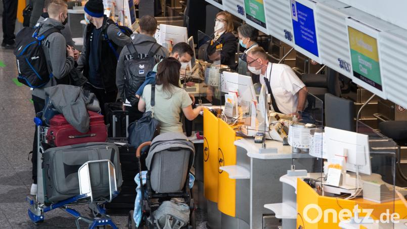 Passagiere stehen beim Check-in am Flughafen Frankfurt. Nach der Entdeckung einer neuen Virusvariante will die Bundesregierung den Flugverkehr mit Südafrika einschränken. Bild: Boris Roessler/dpa