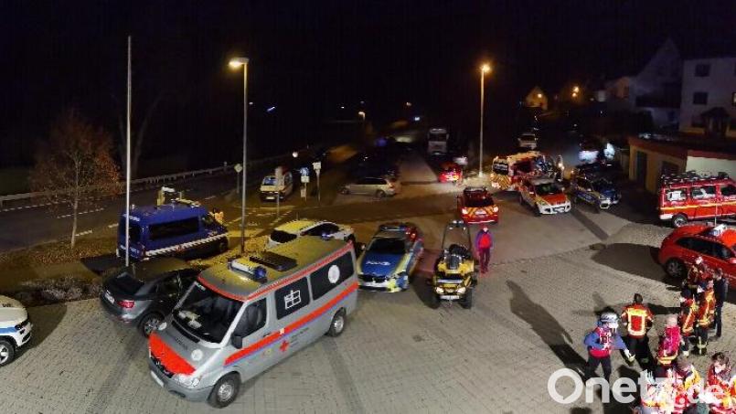 Blaulichtfahrzeuge und Spezialgerät sammelten sich im Hof des Neuhauser Gerätehauses zur Vermisstensuche. Bild: Roland Löb