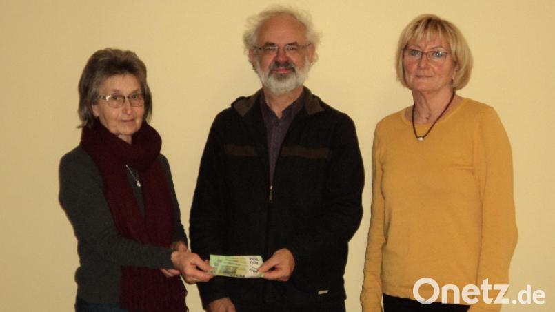 Anneliese Kochherr (links) und Margot Stürzer (rechts) überreichten an Pfarrer Heinrich Rosner einen Geldbetrag zur Verwendung für Aufgaben in der Pfarrgemeinde. Bild: ksi