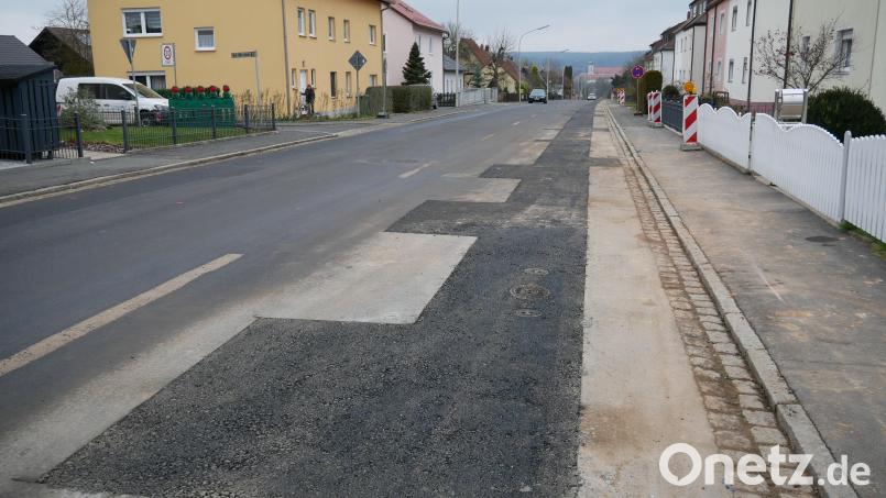Die Pfaffenreuther Straße ist jetzt wieder frei befahrbar. Im Frühjahr sollen die Arbeiten fortgesetzt werden. Bild: hmr