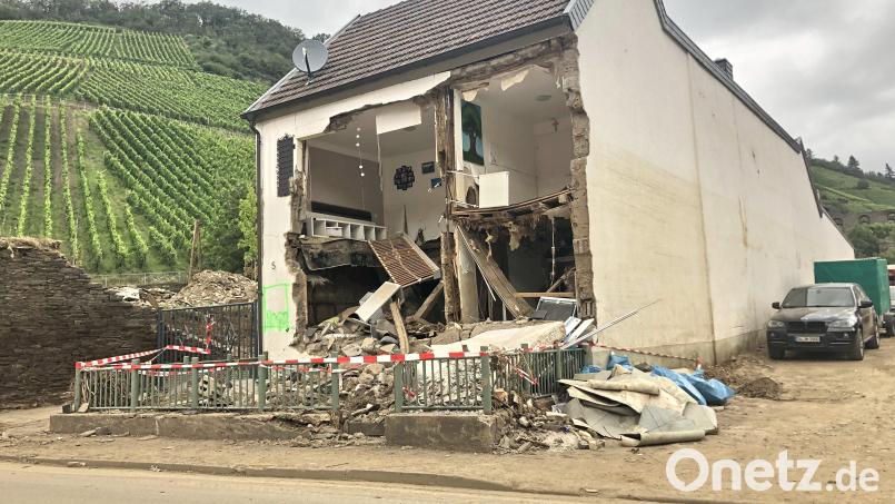 Fassungslos machte Alexander Krauß bei seinen Einsätzen als Fluthelfer das Ausmaß der Zerstörungen an den Häusern (Bild), der Infrastruktur und auch in der Natur. Um den im Ahrtal lebenden Kindern und Jugendlichen zumindest eine kleine Freude zu breiten, hat der 19-Jährige eine Weihnachtspäckchen-Aktion organisiert. Bild: Alexander Krauß/exb