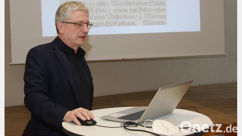Studiendirektor Andreas Henkel referierte im Egerland-Kulturhaus über den Gelehrten Matthias Anomoeus. Bild: wro