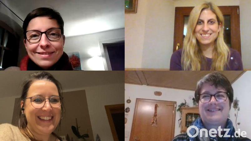 Neu ist in der Pfarreiengemeinschaft Mitterteich die Aktion &quot;Digitaler Adventskalender&quot;. Im Bild die Organisatorinnen bei einer Videokonferenz zur Vorbereitung - (von links unten im Uhrzeigersinn) Sandra Schug, Martina Fuhrmann, Michaela Teubner und Rosi Ernst. Ebenfalls mit dabei sind Kathrin Krieger, Michaela Panzer und Kaplan Daniel Schmid. Bild: Pfarreiengemeinschaft Mitterteich/exb