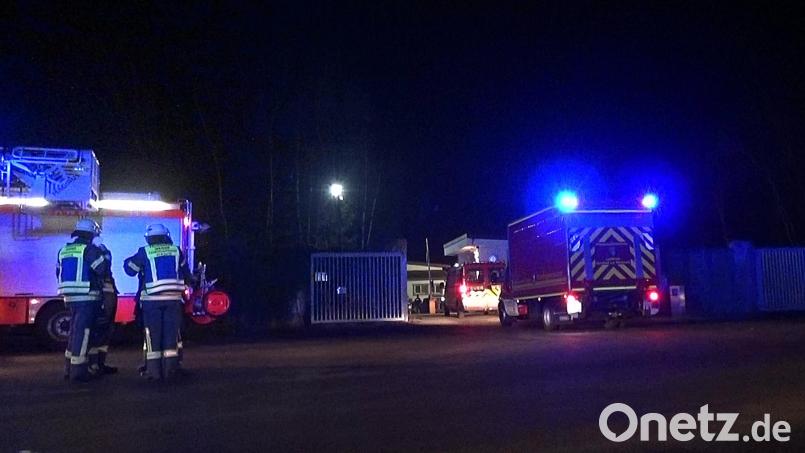 Über 160 Einsatzkräfte wurden am Freitagabend zu einem Brand in Steinfels bei Mantel alarmiert. Bild: jma