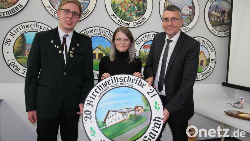 Sarah Beer gewann die heiß begehrte Kirchweihscheibe, die die Marktgemeinde Mähring gestiftet hatte. Bürgermeister Franz Schöner (rechts) und &quot;Linda&quot;-Vorsitzender Martin Riedl überreichten ihr die Scheibe. Bild: kro